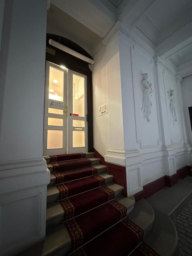 Hostel Opera Ljubljana Exterior photo